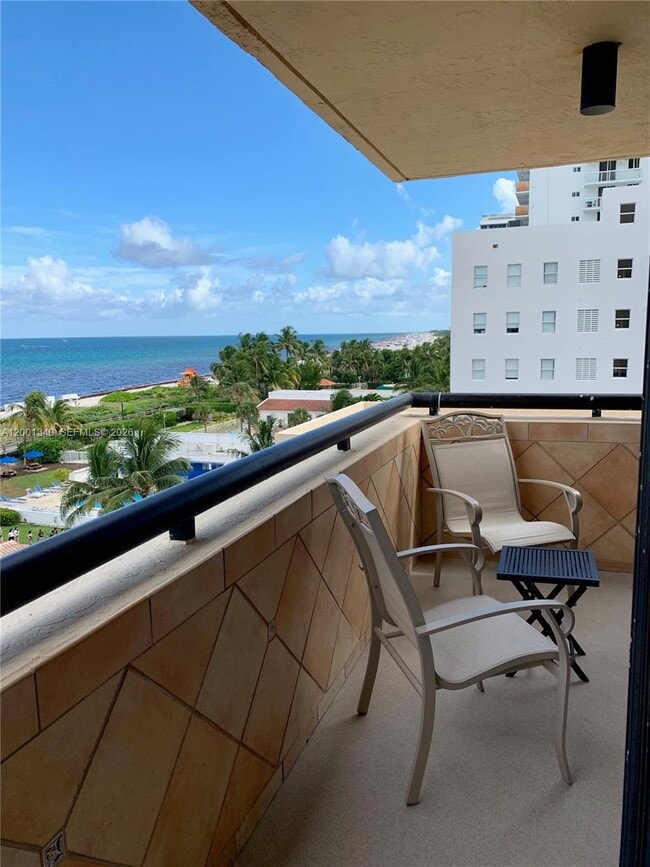 Building Photo - 2555 Collins Ave