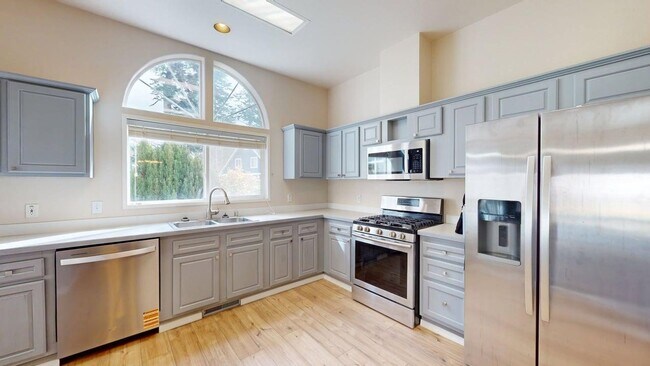 Foto del edificio - Wake up just steps from Penn Cove with space to spread out, store your boat, and fully enjoy Whid...