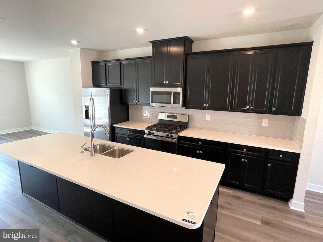 Foto principal - 8121 Primrose Ln