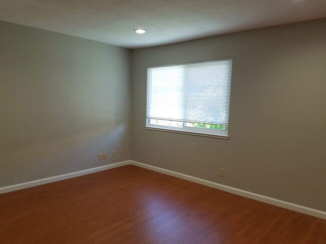 Building Photo - REMODELED 2-storey TOWNHOME between McKee and Jackson in North San Jose area.  The rent is $3950....