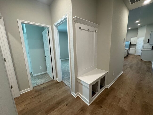 Foto del edificio - Stunning 4x3 Luxury Duplex in Buda, TX!