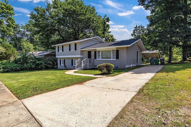 Building Photo - Room in House on Thornwood Rd