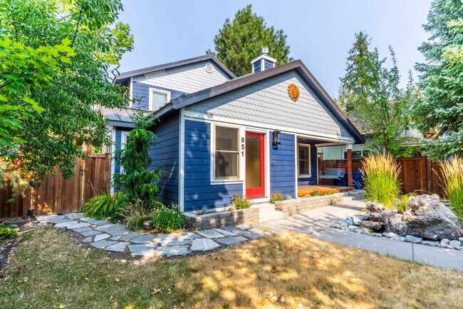 Building Photo - Over 2600 sq. foot high end Westside home!...