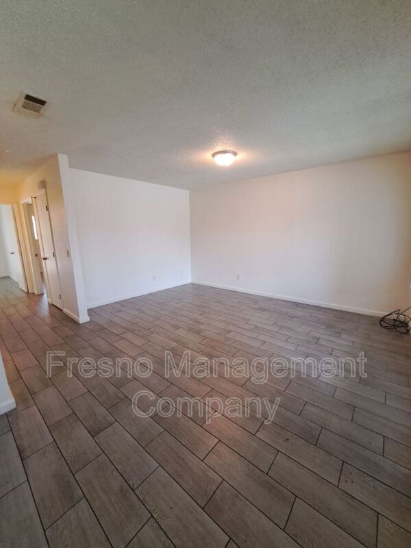 Building Photo - 2318 N Angus Ave