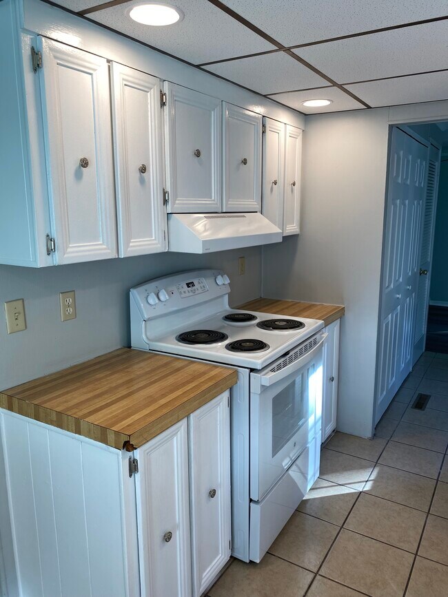Kitchen - 1040 Milton Grove Rd N