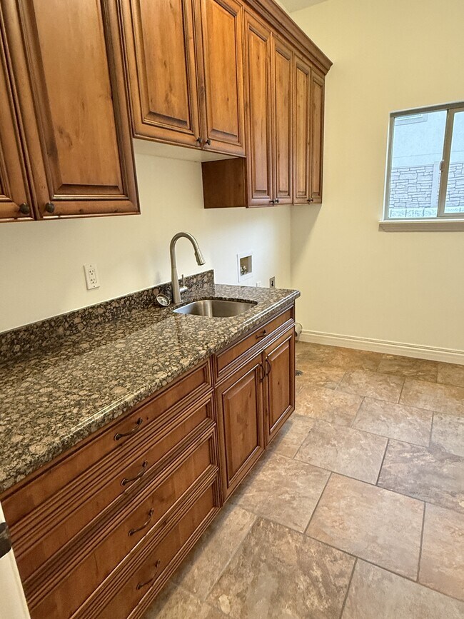 Building Photo - 14328 S Log Home Ln