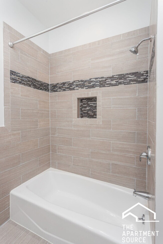 Foto del edificio - 2421 N Clybourn Ave