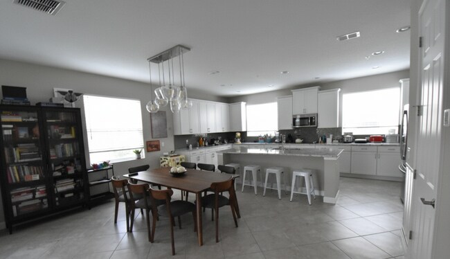 Building Photo - Spacious Townhome in Lake Mary’s Premier G...