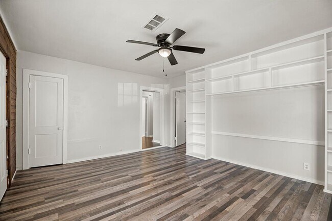Foto del edificio - 5043 Arvilla Ln