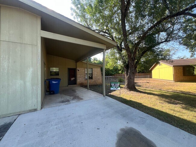 Foto del edificio - 2 WEEKS FREE RENT / 2/1 with Carport / Fri...