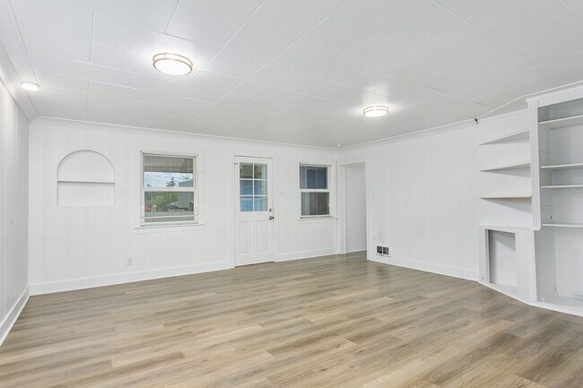Building Photo - 2BR Upstairs Unit with Mountain Views & Private Yard – Tacoma Living at Its Best