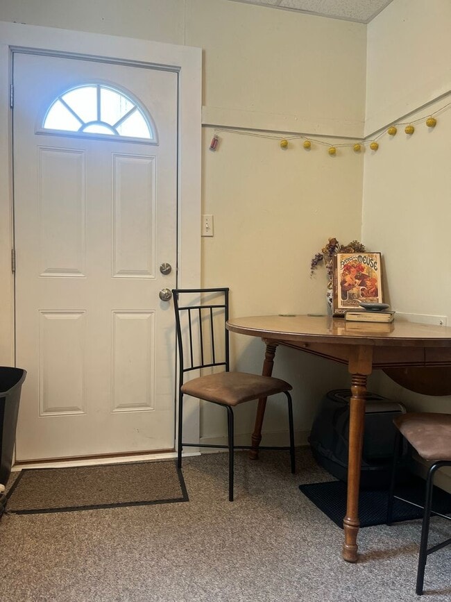 Building Photo - 412 N Linn St