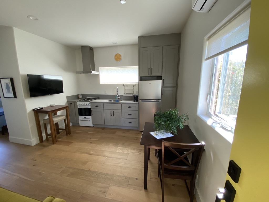 Kitchen / dining area - 648 E Fairview Blvd