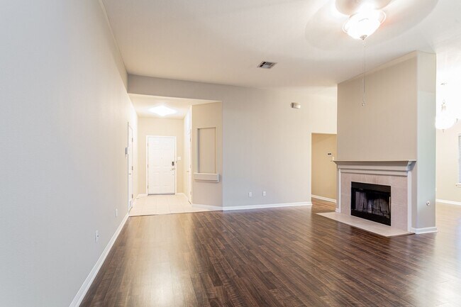 Foto del edificio - Charming 4-Bedroom, 2-Bath Home with Moder...