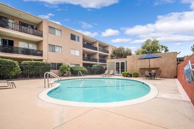 Building Photo - Bright 1 Bed / 1 Bath with Balcony & Pool – Central AC – Pet Friendly!