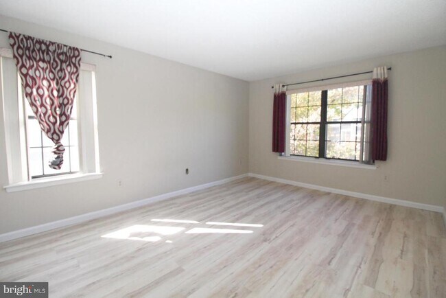 Building Photo - 5 Kite Ct