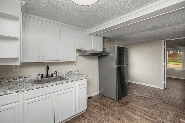 Foto del edificio - Classic 4-Bedroom Home with Spacious Backyard in Greensboro!