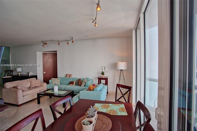 Foto del edificio - 6365 Collins Ave
