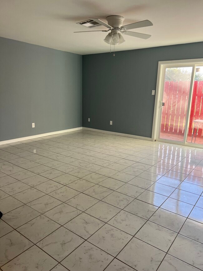 Living Room - 801 Arizona Ave
