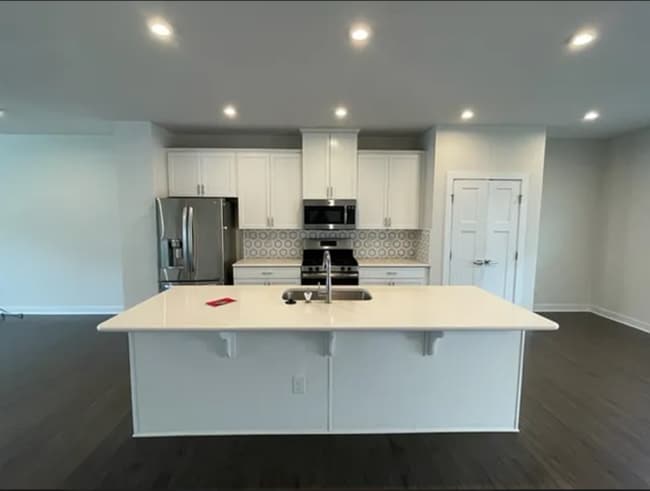 Building Photo - Three story town home with 2 car garage