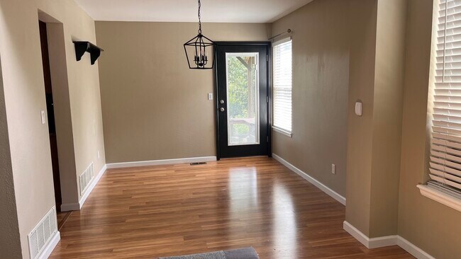 Comedor - 5870 S Rock Creek Dr