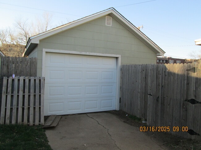 garage - 700 Sunset Ter