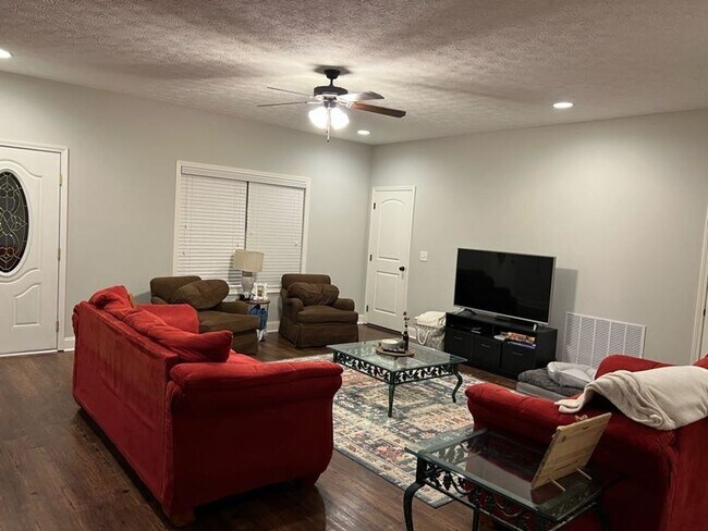 Foto del edificio - Gorgeous updated 4 bedroom duplexes in Downs Way Neighborhood