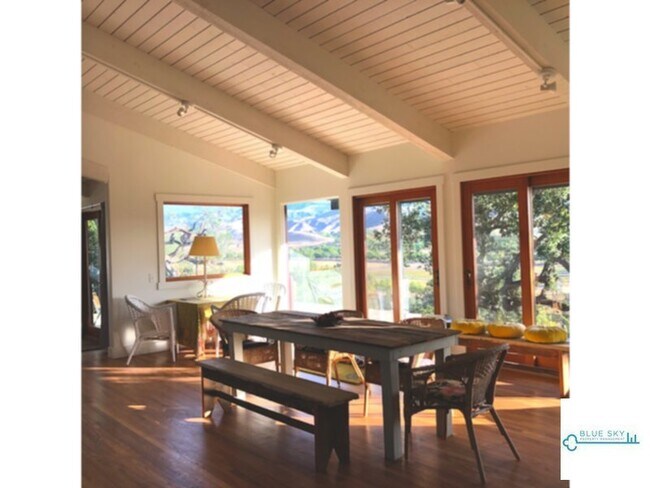 Building Photo - Charming Rustic Home