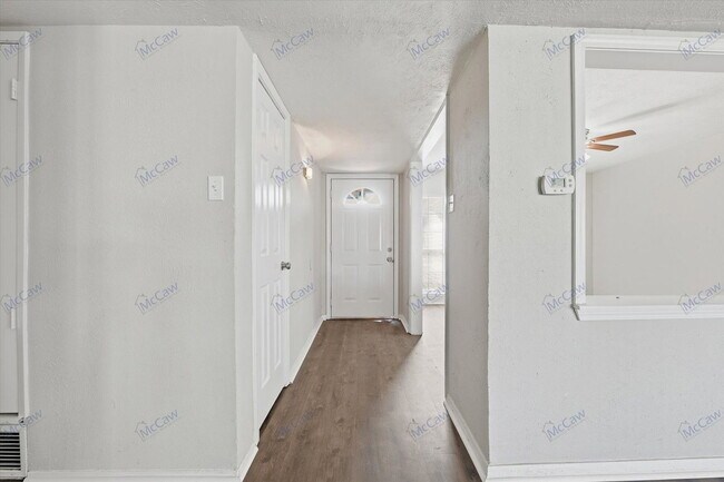 Foto del edificio - 7400 Butternut Ct