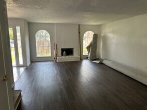 Building Photo - 8722 Maplecrest Dr