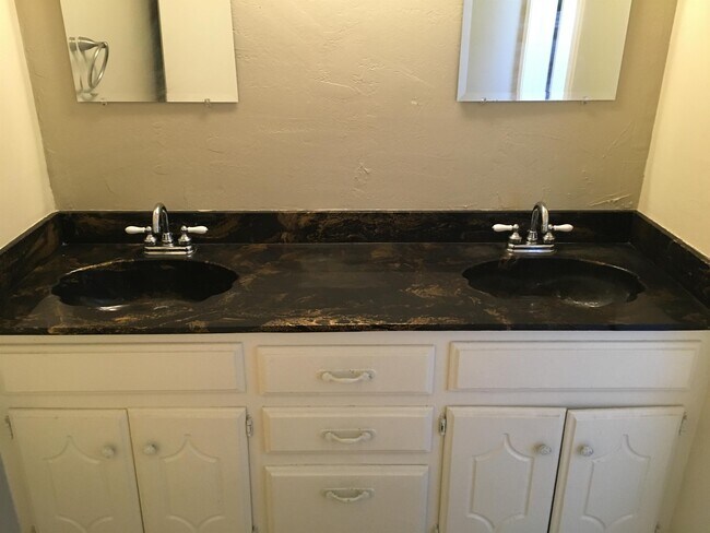 Foto del edificio - 6305 Bingham Ct