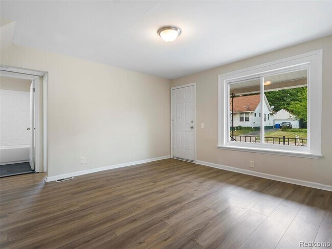 Foto del edificio - 7060 Maxwell Ave