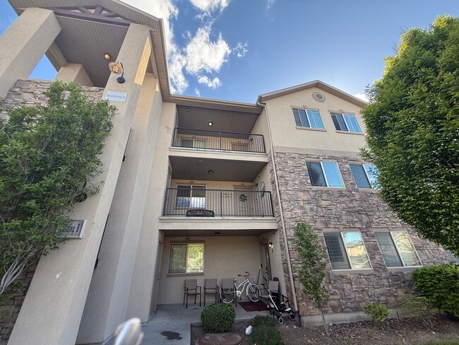 Top Floor - 999 Village River Ln