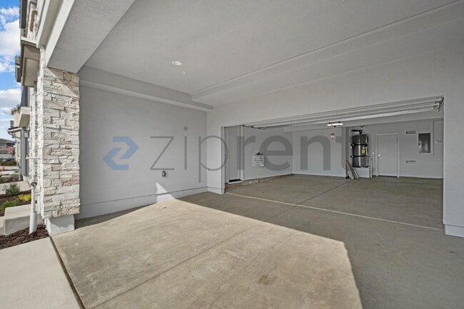 Building Photo - Unit