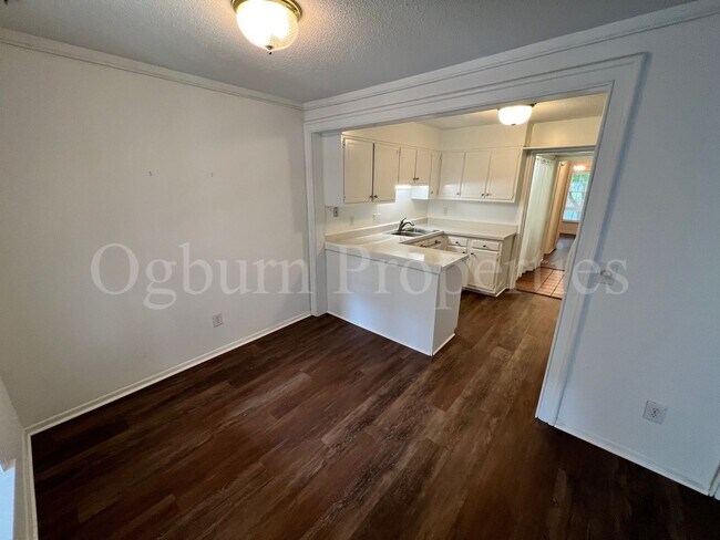 Building Photo - 2689 St. Johns Pl-3BR/2.5BA-Townhouse!!