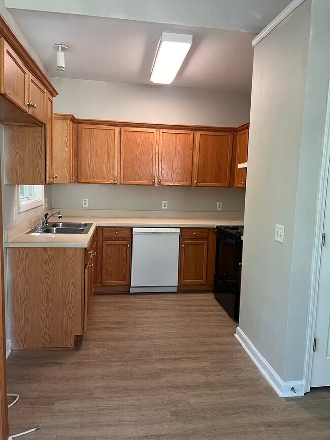 Foto del edificio - 2 BR with Basement Available NOW!