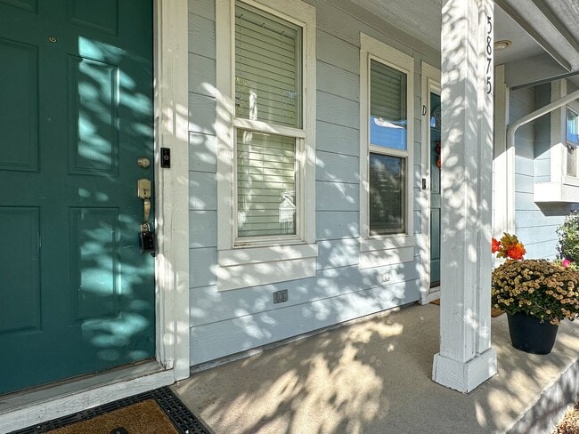 Building Photo - Beautifully Remodeled TownHome Near DIA
