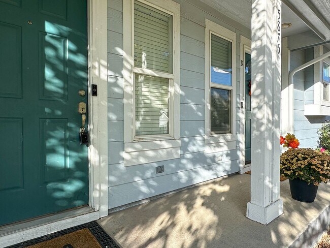 Foto del edificio - Beautifully Remodeled TownHome Near DIA