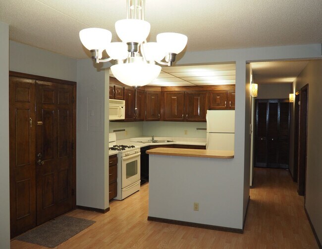 Building Photo - 2 BEDROOM CONDO IN FOUNTAIN WOODS IN EDINA...