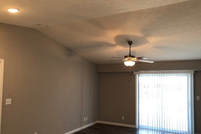 LIVING ROOM - 3036 Lindberg Rd