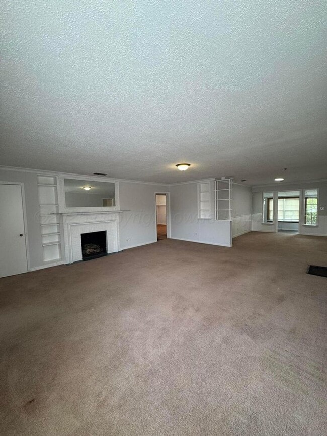 Building Photo - LARGE 2bedroom 1bathroom with 1 car garage...