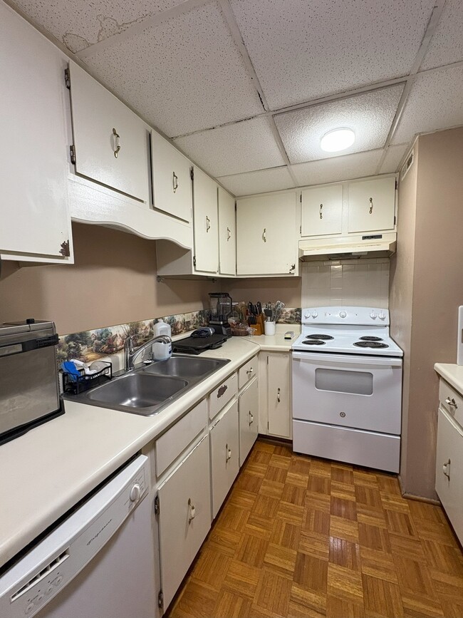 Building Photo - 3854 S Parkway Dr