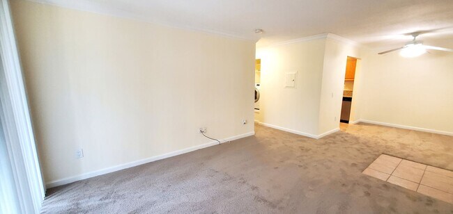 Building Photo - Great Condo 2 bed/ 1 bath with 2 parking a...