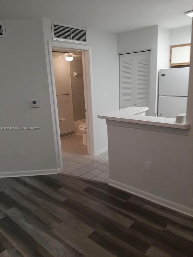 Foto del edificio - 2881 N Oakland Forest Dr