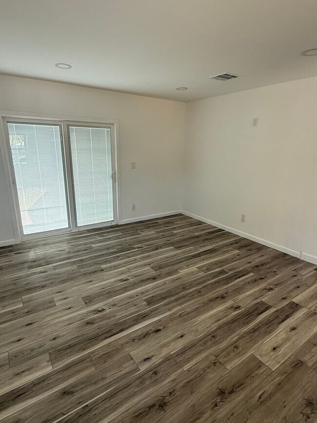 Foto del edificio - 10214 O'Melveny Ave