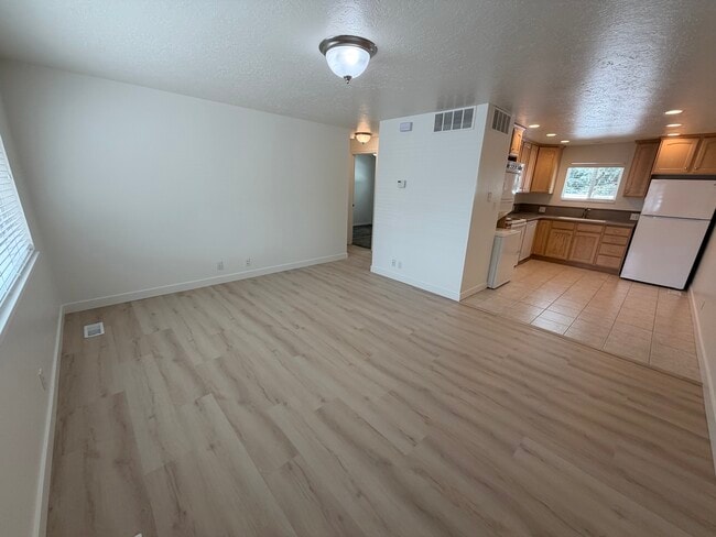 Building Photo - 869 N 400 E