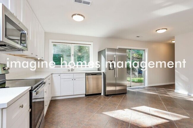 Building Photo - Parkway Schools - 5 Bed, 2.5 Bath