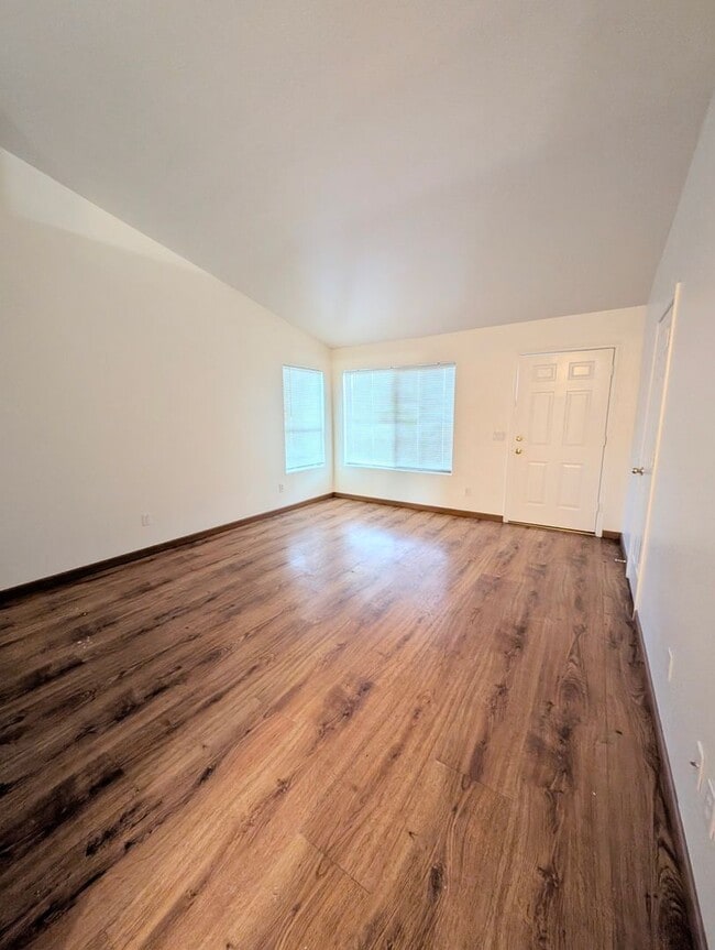 Building Photo - AVAILABLE NOW Beautiful Home with Sparklin...