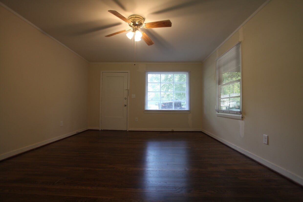 Building Photo - Fenced property on Harper Avenue in Auburn!