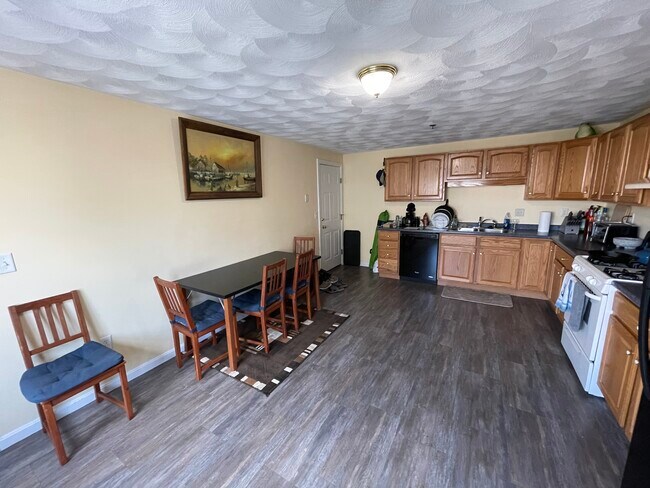 Cocina grande con comedor - 22 Railroad Ave